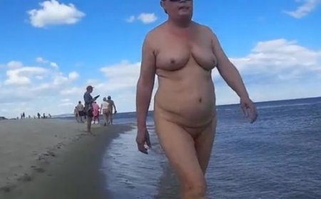 Голые нудисты - прогулка по нудистскому пляжу на черном море
