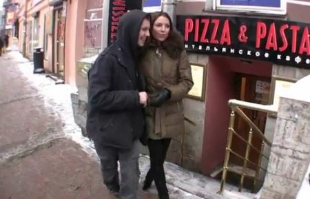 Домашний секс молодой русской пары после прогулки на улице Домашний секс молодой русской пары после прогулки на улице