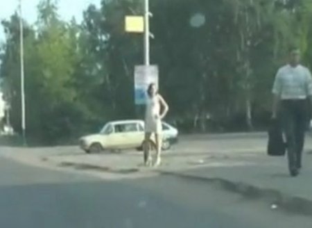 Завёз молодую русскую шлюху в гаражи на пикап секс в машине Завёз молодую русскую шлюху в гаражи на пикап секс в машине