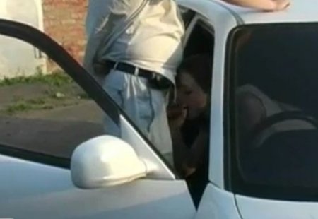 Завёз молодую русскую шлюху в гаражи на пикап секс в машине Завёз молодую русскую шлюху в гаражи на пикап секс в машине