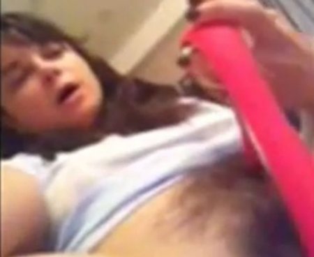 Небритая пизда Наташи Королёвой засветилась на украденном видео Небритая пизда Наташи Королёвой засветилась на украденном видео