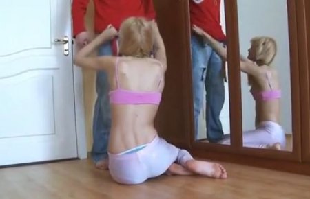 Сводная сестра-проказница дразнит брата минетом но не дает Сводная сестра-проказница дразнит брата минетом но не дает