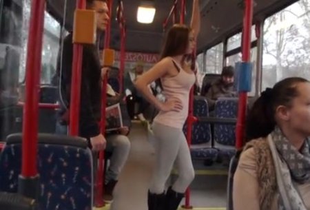 Безумный трах с незнакомцем на людях в общественном транспорте Безумный трах с незнакомцем на людях в общественном транспорте