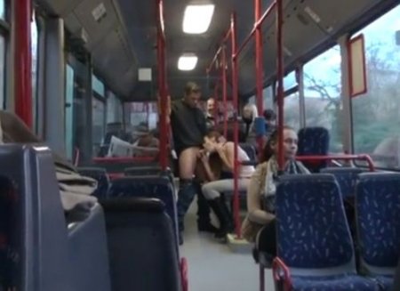 Безумный трах с незнакомцем на людях в общественном транспорте Безумный трах с незнакомцем на людях в общественном транспорте