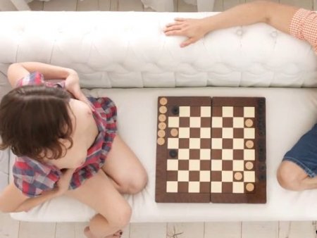 Игра шашки на раздевание внезапно сменилась занятием любовью Игра шашки на раздевание внезапно сменилась занятием любовью