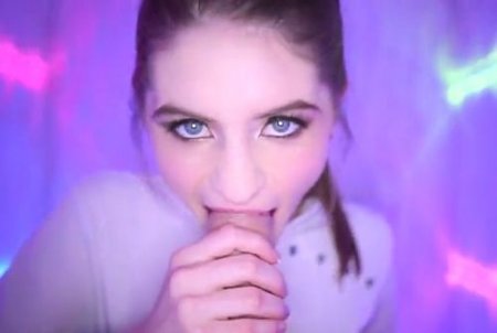 Фелляция от способной минетчицы с большими голубыми глазами Фелляция от способной минетчицы с большими голубыми глазами