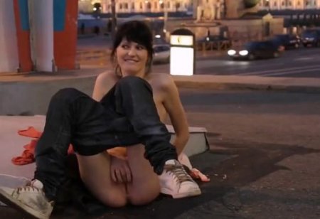 Бесстыжая девка разделась на спор догола посреди улицы Питера Бесстыжая девка разделась на спор догола посреди улицы Питера