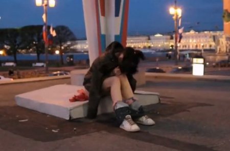 Бесстыжая девка разделась на спор догола посреди улицы Питера Бесстыжая девка разделась на спор догола посреди улицы Питера