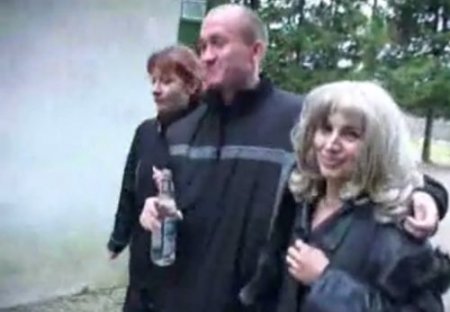 Пьяная компашка русских мужиков сняла на мобильник еблю со шлюхами Пьяная компашка русских мужиков сняла на мобильник еблю со шлюхами