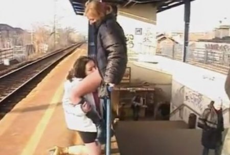 Развратные писающие девушки (женский писсинг в публичных местах) Развратные писающие девушки (женский писсинг в публичных местах)