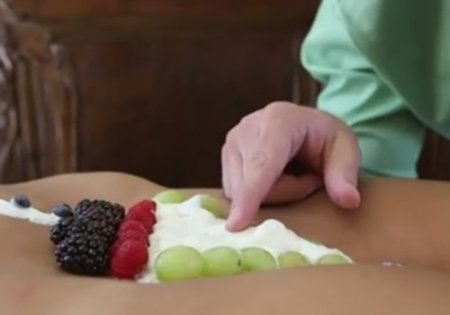 Голая девушка угостила парня сексом со взбитыми сливками на десерт Голая девушка угостила парня сексом со взбитыми сливками на десерт