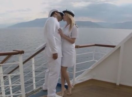 Капитан на палубе корабля суёт член в попу шикарной блондинке Капитан на палубе корабля суёт член в попу шикарной блондинке