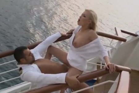 Капитан на палубе корабля суёт член в попу шикарной блондинке Капитан на палубе корабля суёт член в попу шикарной блондинке