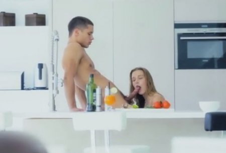 Завтрак с любимым парнем дополнил секс на ослепительно белой кухне Завтрак с любимым парнем дополнил секс на ослепительно белой кухне