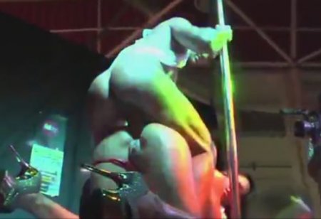 Развратное стрип выступление у шеста на сцене публичного порно шоу Развратное стрип выступление у шеста на сцене публичного порно шоу