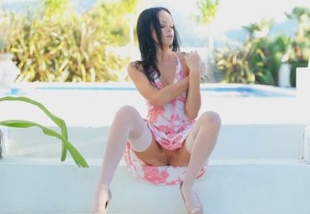 Миниатюрная хрупкая милашка вызывает у себя оргазм в белых чулках Миниатюрная хрупкая милашка вызывает у себя оргазм в белых чулках