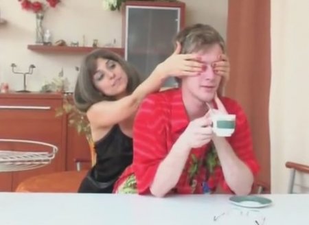 Миниатюрная тётя нанесла неожиданный секс визит племяннику Миниатюрная тётя нанесла неожиданный секс визит племяннику