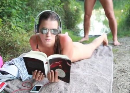 Тихо сзади подошёл всунул-трахнул и пошёл - неожиданный секс Тихо сзади подошёл всунул-трахнул и пошёл - неожиданный секс