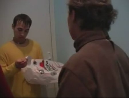 Одинокая женщина в возрасте совратила молодого доставщика пиццы Одинокая женщина в возрасте совратила молодого доставщика пиццы