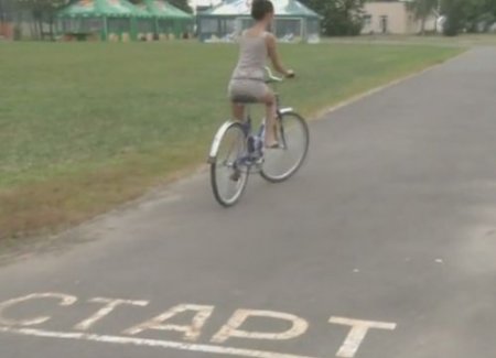 Старт эротической карьеры молодой и голой красотки велосипедистки