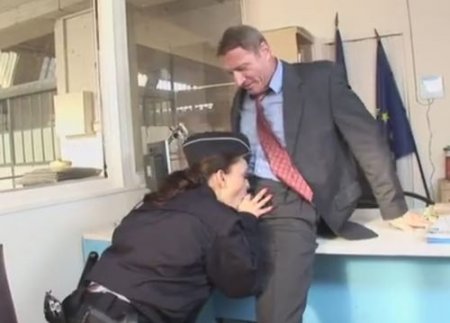 Грудастая полисменша сосёт и подставляет жопу начальнику полиции Грудастая полисменша сосёт и подставляет жопу начальнику полиции