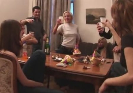 Одноклассники устроили студенческую оргию на съемной квартире Одноклассники устроили студенческую оргию на съемной квартире