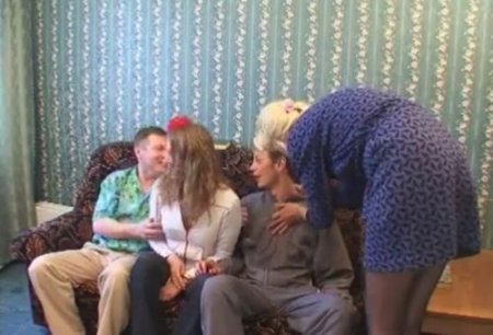 Семейная домашка: ебля вчетвером на любительскую камеру без звука Семейная домашка: ебля вчетвером на любительскую камеру без звука