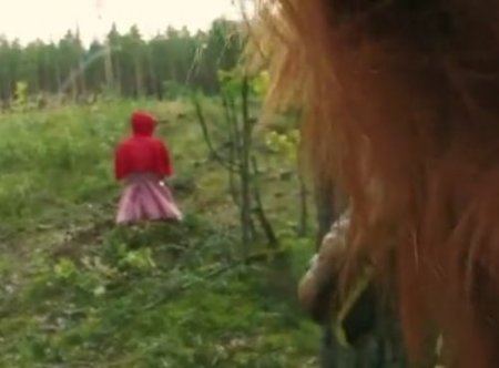 Парень в маске волка выследил и отымел в лесу красную шапочку Парень в маске волка выследил и отымел в лесу красную шапочку