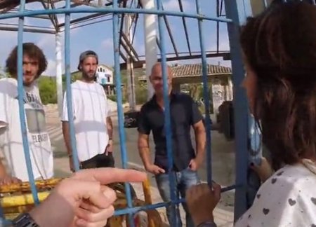 Испанка через решетку в заборе отсосала и дала в жопу незнакомцу Испанка через решетку в заборе отсосала и дала в жопу незнакомцу