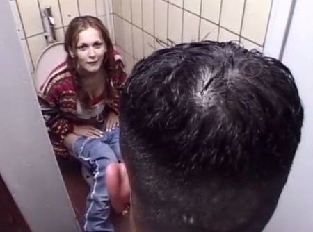 Девка попросилась в мужской туалет и за вход расплатилась натурой Девка попросилась в мужской туалет и за вход расплатилась натурой