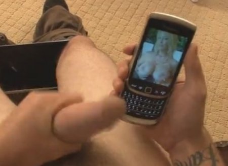 Мама заставила сына лизать пизду в наказание за дрочку на её фото