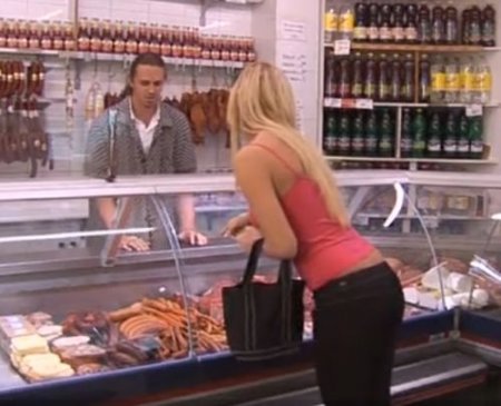 Покупательница пробует сосиску продавца за прилавком и в подсобке Покупательница пробует сосиску продавца за прилавком и в подсобке