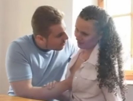 Посетитель развел на секс в закусочной милую кучерявую официантку Посетитель развел на секс в закусочной милую кучерявую официантку