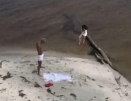 Вуайерист скрытой камерой на диком пляже случайно снял секс молодых