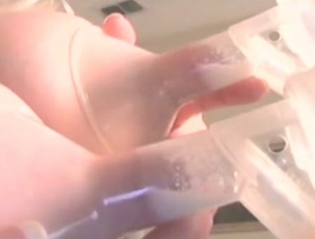 Мамка показывает и доит большие молочные сиськи перед веб камерой