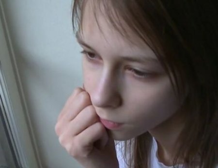 Сидя дома у окна мастурбирую одна (интим соло худой девушки)