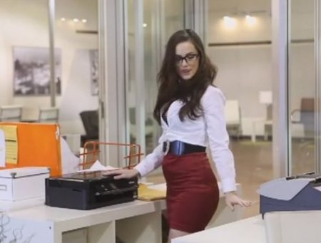 Помощница отксерила жопу в трусах и снимками соблазнила босса Помощница отксерила жопу в трусах и снимками соблазнила босса