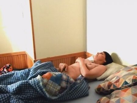 Клиторальный женский оргазм от вибратора на скрытую камеру в спальне