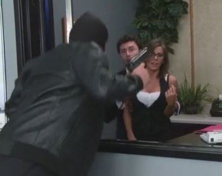 Трахнул сотрудницу в маске грабителя банка и попал под арест Трахнул сотрудницу в маске грабителя банка и попал под арест