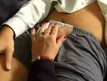 Тетя увидела член из трусов племянника и пиздец как возбудилась Тетя увидела член из трусов племянника и пиздец как возбудилась