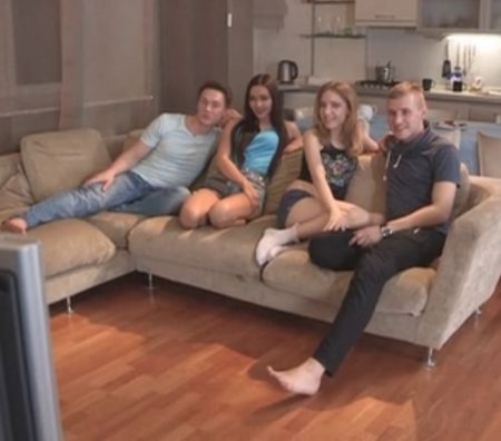 Друзья собрались дома для совместного просмотра порно и потрахались Друзья собрались дома для совместного просмотра порно и потрахались