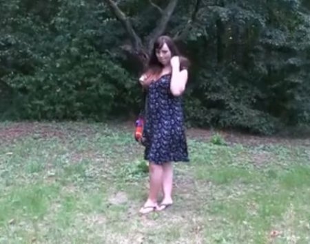 Упитанная девушка с красивой сочной грудью в парке дала пикаперу Упитанная девушка с красивой сочной грудью в парке дала пикаперу