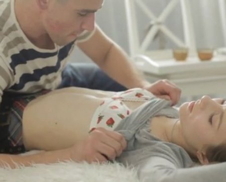 Для парня самый лучший чай - нежный секс с девушкой в мини юбке Для парня самый лучший чай - нежный секс с девушкой в мини юбке