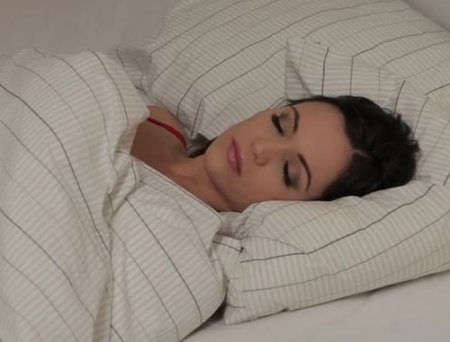 Получила оргазм от секса с подушкой и в мокрых трусиках легла спать Получила оргазм от секса с подушкой и в мокрых трусиках легла спать