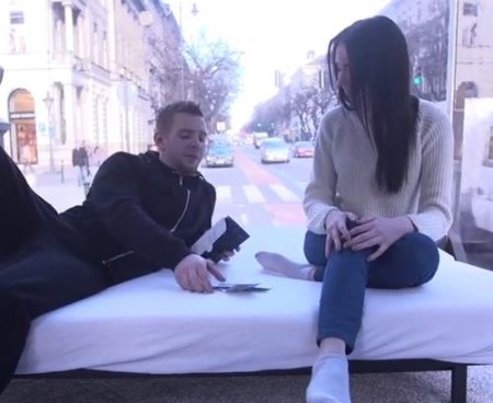 Русская студентка в Европе продалась за деньги в стеклянном фургоне Русская студентка в Европе продалась за деньги в стеклянном фургоне