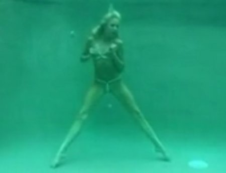 Короткий секс без акваланга под водой молодых любителей фридайвинга Короткий секс без акваланга под водой молодых любителей фридайвинга