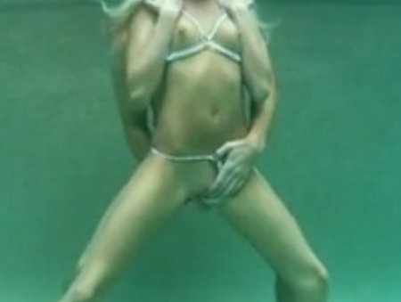 Короткий секс без акваланга под водой молодых любителей фридайвинга Короткий секс без акваланга под водой молодых любителей фридайвинга