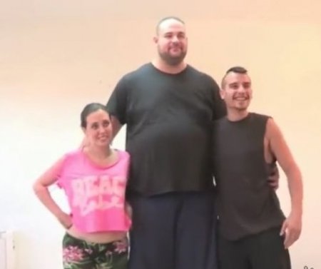 Двухметровый здоровяк пришёл смотреть как при нём ебут его жену Двухметровый здоровяк пришёл смотреть как при нём ебут его жену