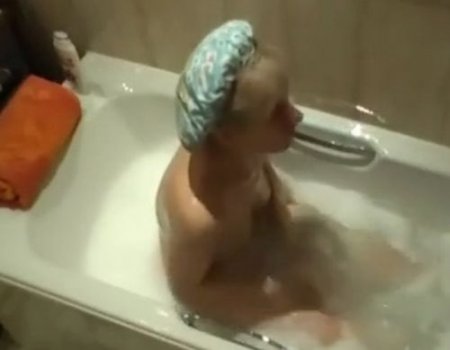 Сын скрытой камерой снимает как голая мама мастурбирует в ванной Сын скрытой камерой снимает как голая мама мастурбирует в ванной