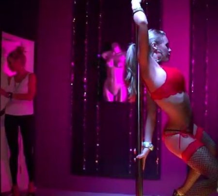 Жаркий лесби секс со стриптизершей в приватной комнате VIP клуба Жаркий лесби секс со стриптизершей в приватной комнате VIP клуба